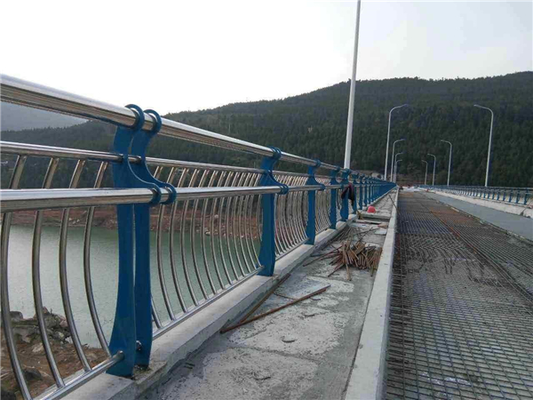 马鞍山不锈钢桥梁护栏的特点及其在桥梁安全中的重要作用