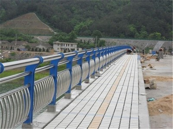 马鞍山不锈钢桥梁护栏的特性及其在现代建筑中的应用